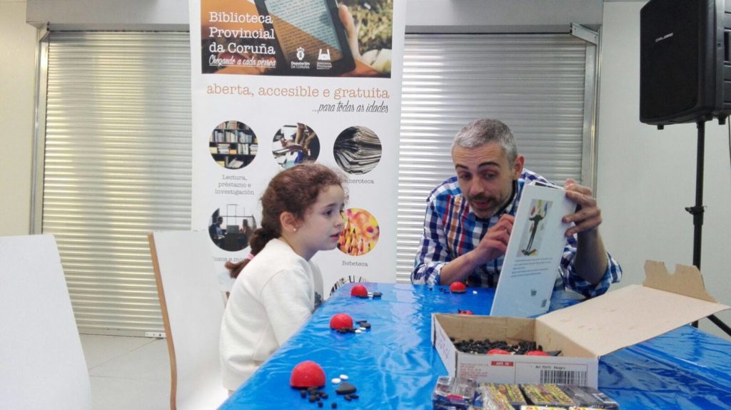 Na feira do livro de Compostela 2016, numa atividade de animação à leitura para crianças.